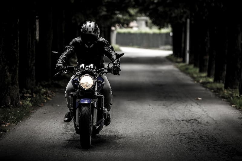Motociclista con casco